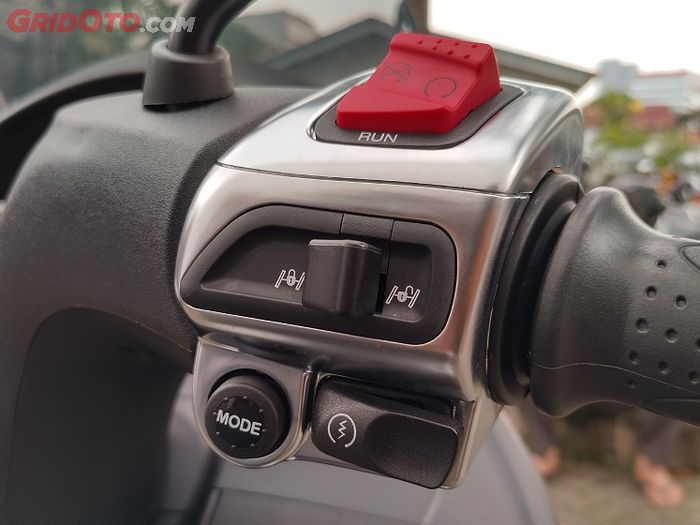 Sakelar kanan Piaggio MP3 300 HPE Sport terdapat sederet tombol, termasuk pengunci roda depan