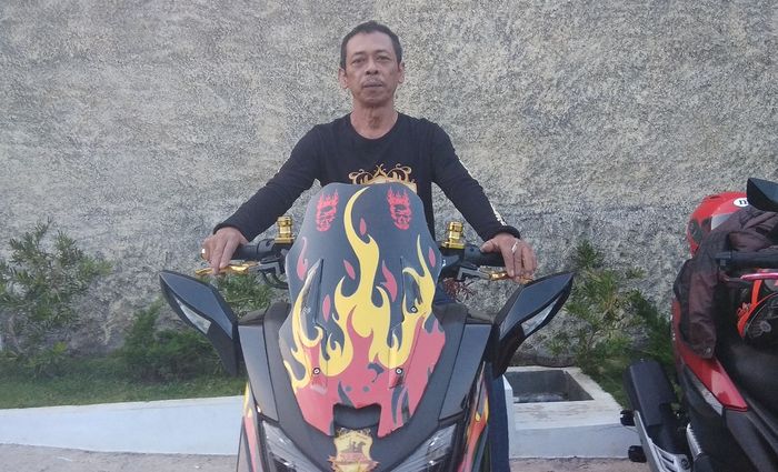 Tristanto dengan Yamaha Nmax &quot;Lidah Api&quot; miliknya