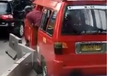 Angkot Merah Terjebak Separator Busway, Panik, Dari Depan Polisi Sigap Mengadang