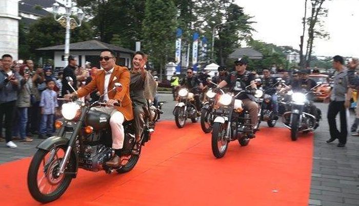 Ridwan Kamil menunggangi kuda besinya yang bermerek Royal Enfield menuju panggung Festival Film Band