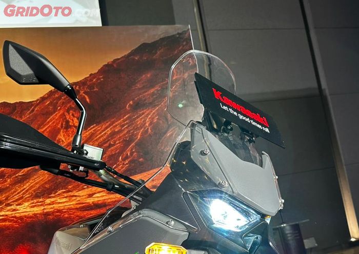 Windshiled lebih tinggi dan dilengkapi 3 setingan ketinggian di Kawasaki KLE500 SE