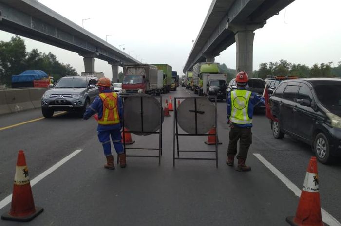 Jasamarga akan melakukan skema buka tutup lajur pada lokasi pekerjaan perbaikan jembatan di KM 41 tol Jakarta-Cikampek, lajur 2 arah Cikampek