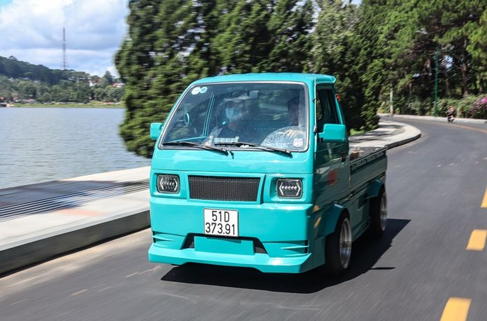 Tampilan depan Suzuki Carry pikap yang dibuat modern 