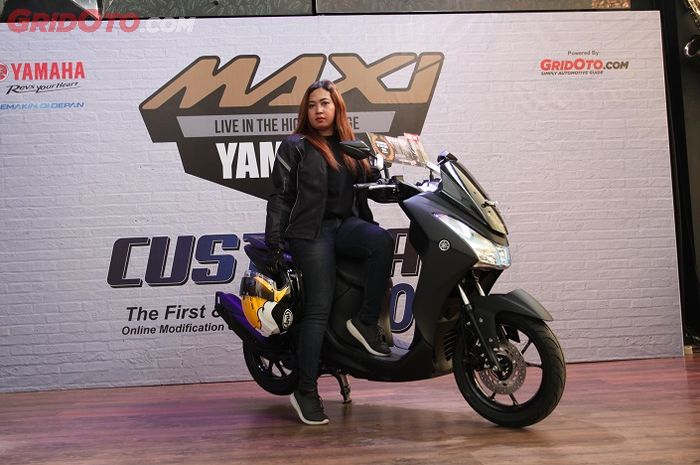 Desy, kontestan  Maxi Ladi di Customaxi Yamaha 2018 seri Yogyakarta