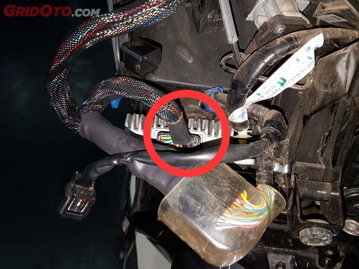 Ada soket dari ECU aRacer RCMini5 yang terhubung ke ECU bawaan All New Honda Vario 125 dan 150
