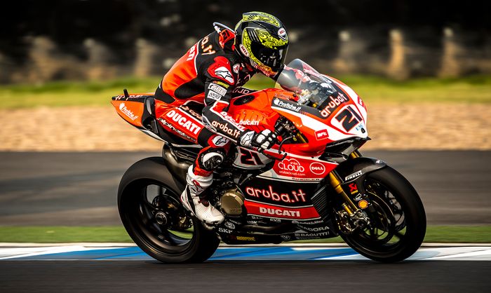 Troy bayliss dalam penampilan di sirkuit Chang, Buriram, Thailand ketika menggantikan pembalap tim Ducati di awal musim WorldSBK 2015