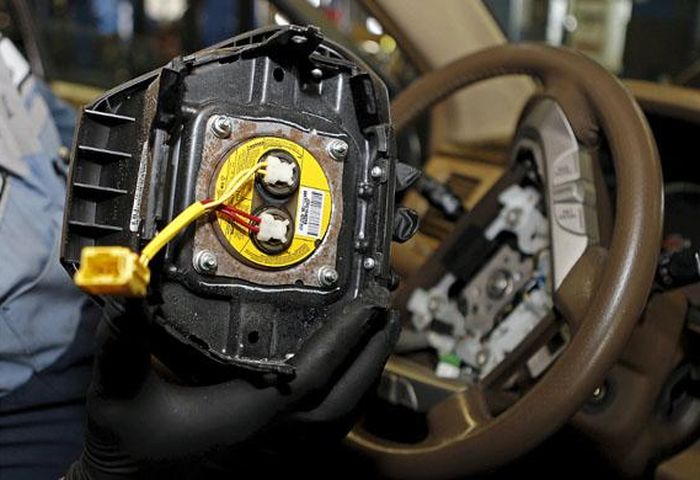Ilustrasi inflator airbag Honda