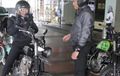 Enggak Pakai Mobil Dinas, Ini Lho Gaya Kece Menaker Hanif Tunggangi Motor Modifikasi ke Kantor