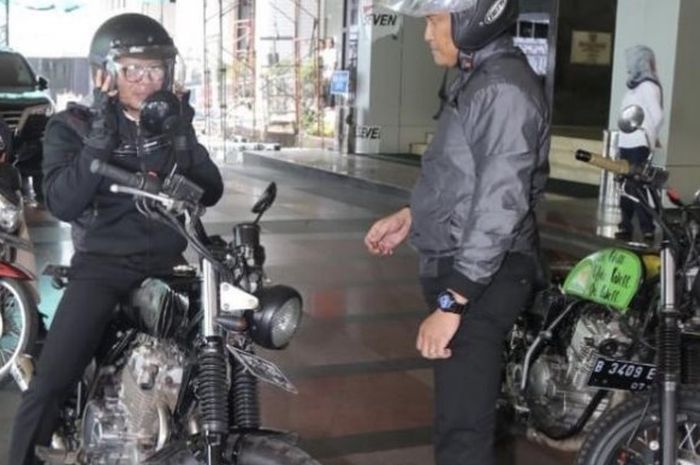 Menaker Hanif saat tunggangi motor ke kantor 