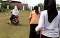 Anggap Sepele, Video Cewek Becanda Saat Belajar Naik Motor, Ujung-ujungnya...