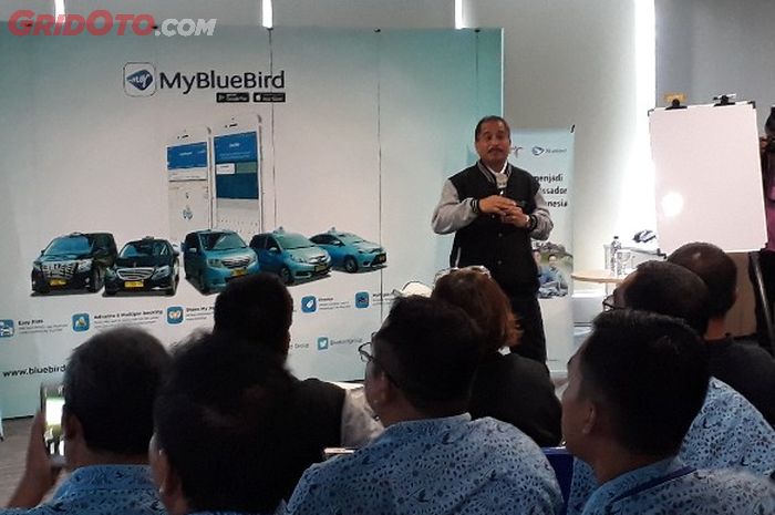 Arief Yahya, Menteri Pariwisata Indonesia memberi pelatihan terhadap 100 driver Blue Bird