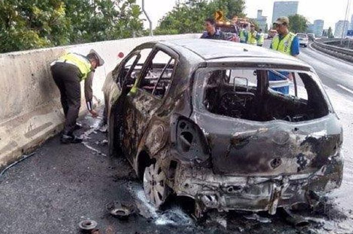 Toyota Yaris hangus terbakar di tol Waru Juanda