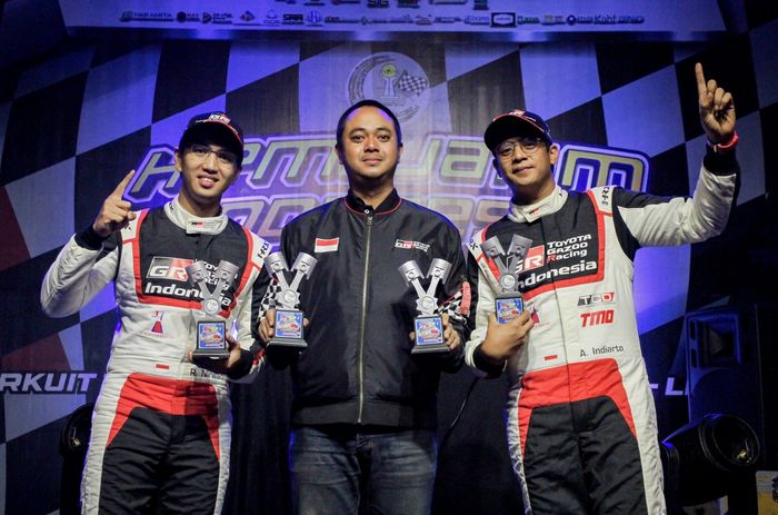 Pereli tim Toyota Gazoo Racing Indonesia (Ryan Nirwan, kiri dan co-driver Adi Indiarto, kanan) juara pertama Kejurnas Sprint Rally 2022 Putaran 1 dan 2 di Malang
