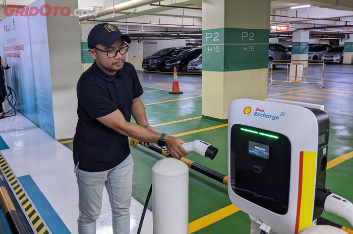 Ilustrasi pengisian daya kendaraan listrik di SPKLU Shell Recharge di Pacific Place Mal.