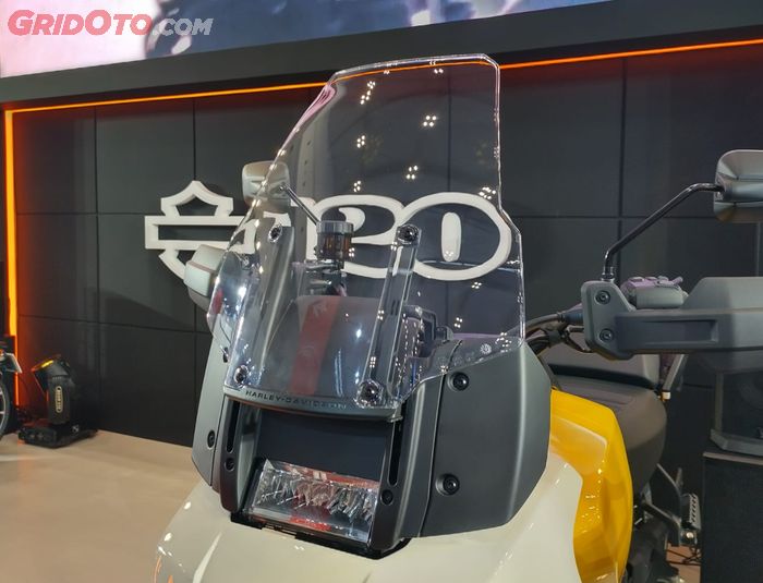 Windshield besar di H-D Pan America berguna menghalau angin selama berkendara 