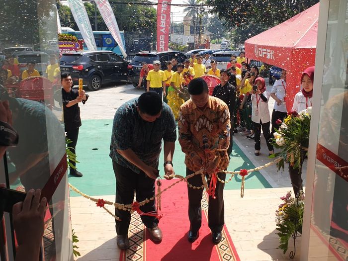 PT Sokonindo Automobile selaku APM DFSK Menggandeng PT Sinarutama Terang Sejahtera, dengan membuka dealer baru di kota Serang, Banten pada Kamis (27/6).