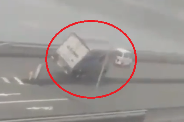 Topan Jebi membuat sebuah truk terhempas