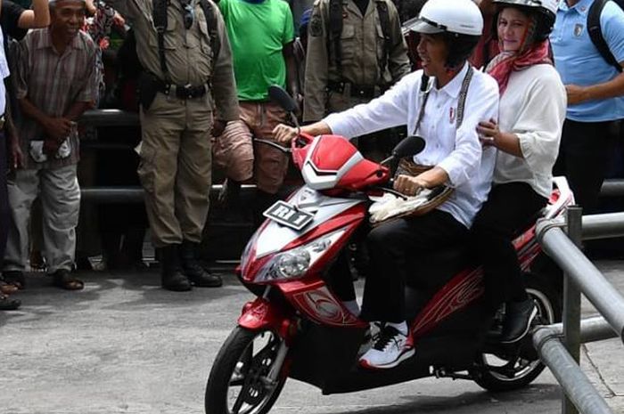 Presiden Jokowi mengendarai motor listrik buatan Wim Motor