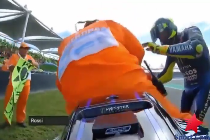 Diminta jagain motornya Valentino Rossi, eh malah dinaikin sama marshal MotoGP Argentina ini