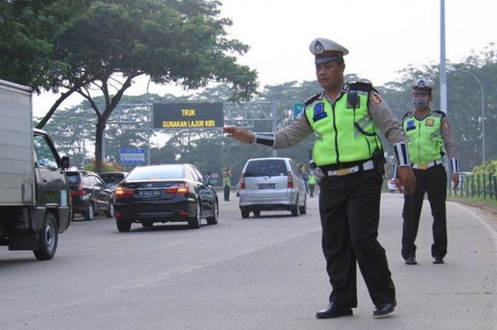 Kepolisian menjaga aturan ganjil-genap di gerbang tol