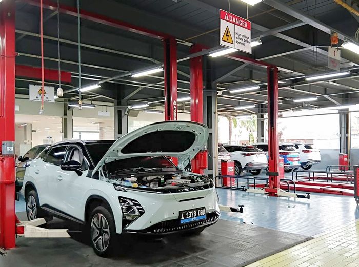 Ilustrasi. Servis Chery di bengkel resmi.
