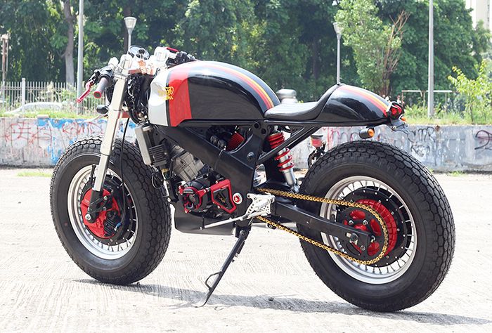 Honda CBR150R 2011. Rangka belakang dipapas biar rata, baru dikasih buntut tawon