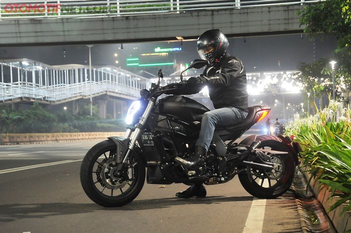 Posisi duduk Benelli 502C santai sehingga nyaman buat jalan jauh, tapi setangnya lebar banget