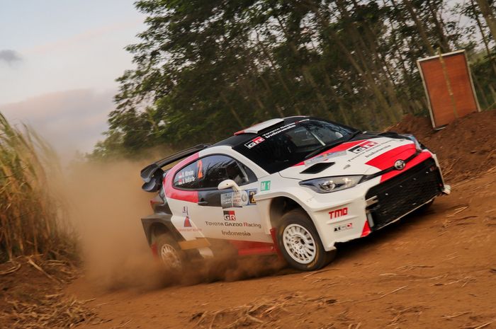 Aksi pereli tim Toyota Gazoo Racing Indonesia, Ryan Nirwan dan co-driver Adi Indiarto mengemudikan Toyota GR Yaris AP4 di Kejurnas Sprint Rally 2022 di Malang