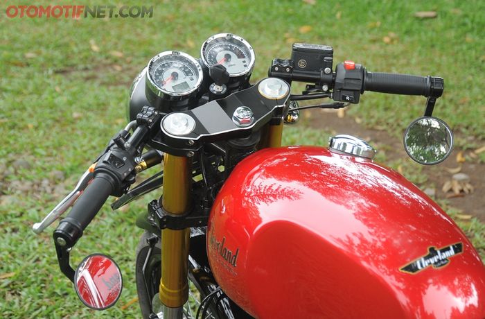 Setang jepit, spidometer analog dan spion bar end khas cafe racer sebagai fitur standar 