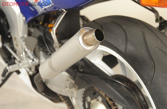 Sepasang knalpot lansiran Tyga terpasang apik di kanan-kiri motor