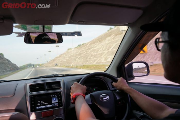 AC dingin dan head unit layar sentuh jadi hiburan selama perjalanan