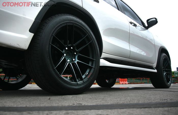 Fortuner dijejali pelek Lenso ukuran 10x22 inci, dengan ban Toyo Proxes STII ukuran 285/40-R22