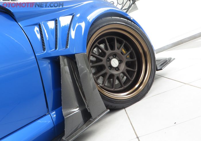 Panel karbon mempertegas kesan sporty Subaru BRZ