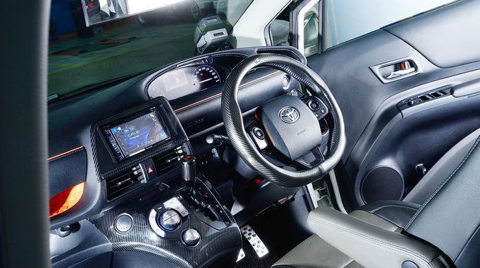 kabin Toyota Sienta dengan part berbahan serat karbon