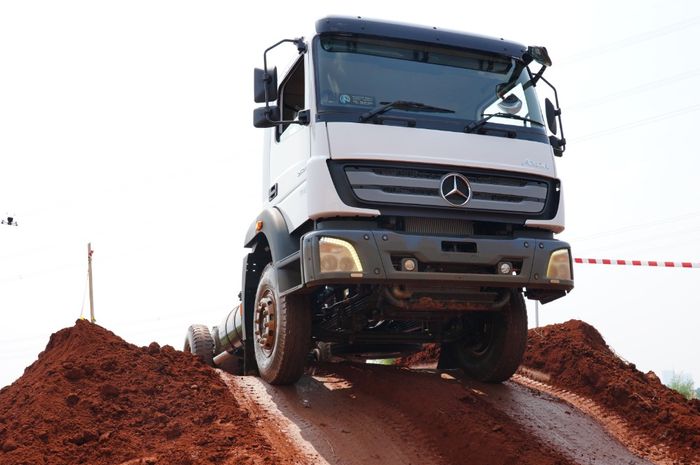 Mercedes-Benz Axor Euro 4 dirakit di Indonesia dengan mesin OM 906 LA