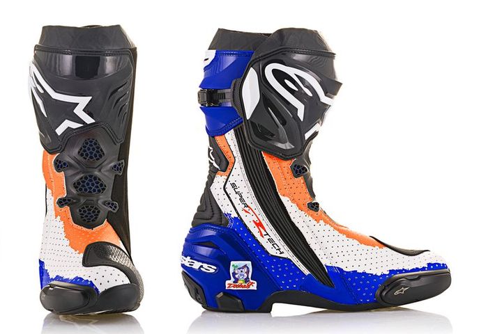 Sepatu balap Alpinestars Supertech R harganya mulai dari Rp 8 sampai Rp 10 jutaan