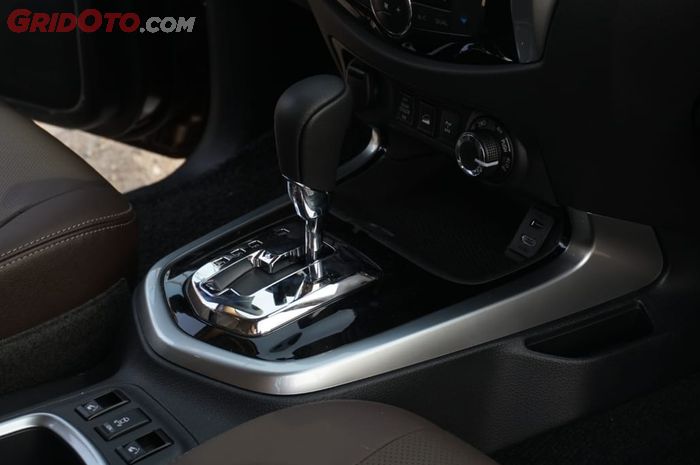 Nissan Terra pakai tansmisi otomatis dengan mode manual