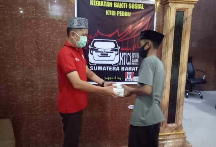Penyerahan bantuan baksti sosial KTCI Chapter Sumatera Barat Raya