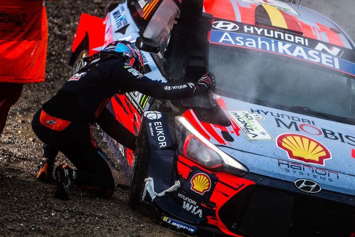 Suspensi kanan depan mobil Hyundai i20 milik Thierry Neuville rusak, membuatnya berhenti dari Reli Monza 2020
