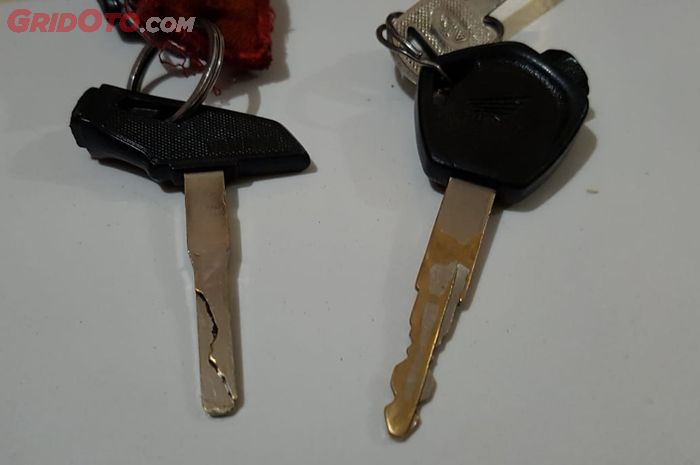 Perbandingan kunci motor laser cut (kiri) dan kunci standar (kanan)