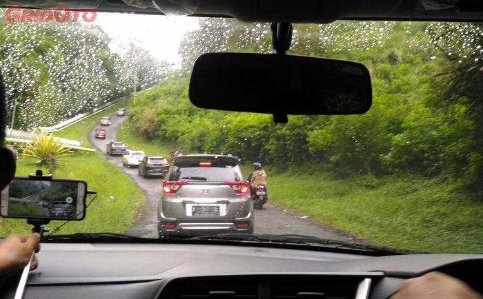 Honda BR-V lewati jalur curam di sekitar kawasan Kamojang, Garut, Jawa Barat.