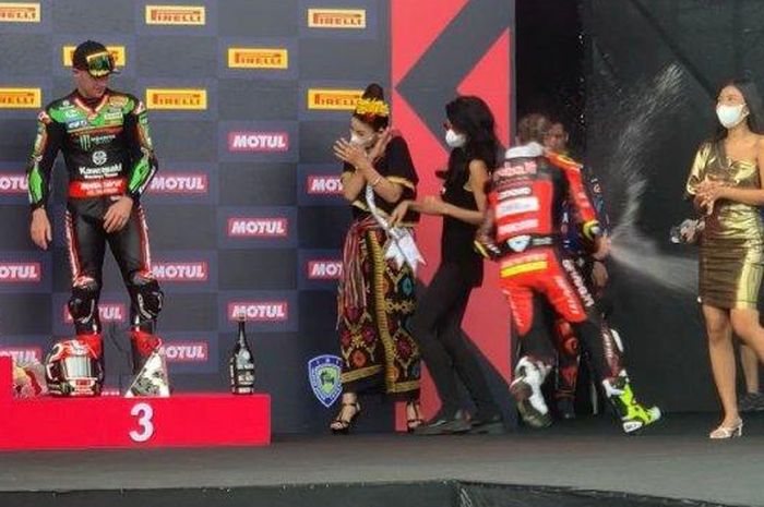 Toprak Razgatlioglu tidak suka Alvaro Bautista menyiramnya dengan sampanye saat perayaan podium Race 1 WSBK Indonesia 2022