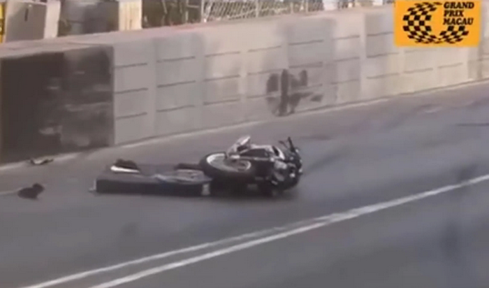 Motor Honda CBR1000RR yang dikendarai Daniel Hegarty mental jauh dari lokasi benturan pertama