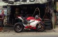 Ducati Dengan Kearifan Lokal, Nggak Gengsi Isi Angin Di Pinggir Jalan