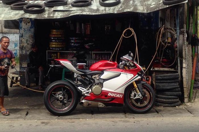 Ducati Panigale nggak alergi isi angin di bengkel pinggir jalan