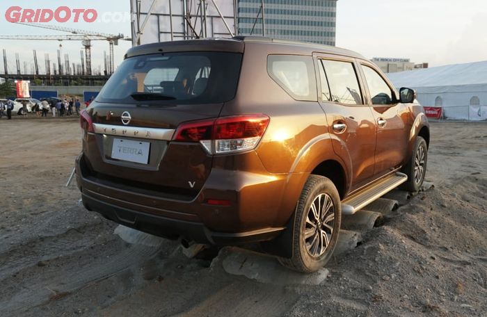 Lampu dan kaca belakang Nissan Terra berdimensi besar