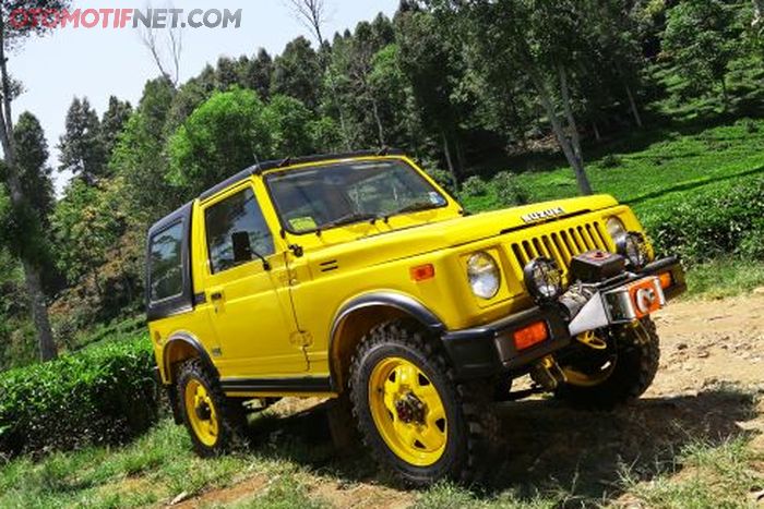 Suzuki Jimny Sierra 1984 ini, aslinya warna putih diganti catnya jadi serba kuning.