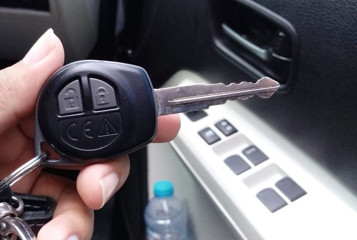 Tombol lock dan unlock pada anak kunci Suzuki Ignis GL AGS