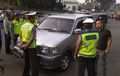 Mobil Berpelat 'Khusus' RF Coba Terobos Tol Cibubur yang Mulai Diberlakukan Ganjil-Genap