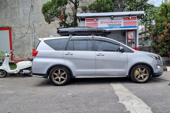 Toyota Kijang Innova saat dipasangi roof box tipis Otorack Limitless